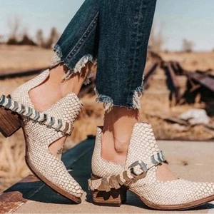Freebird by Steven | Botines blancos de piel de serpiente 7 para mujer con herrajes plateados - Imagen 1 de 10