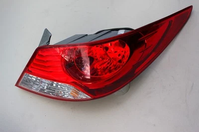 Montaje de lámpara trasera derecha Hyundai Accent GLS 2012-2014 P/N 92402-1R010 Foto 1 de 2
