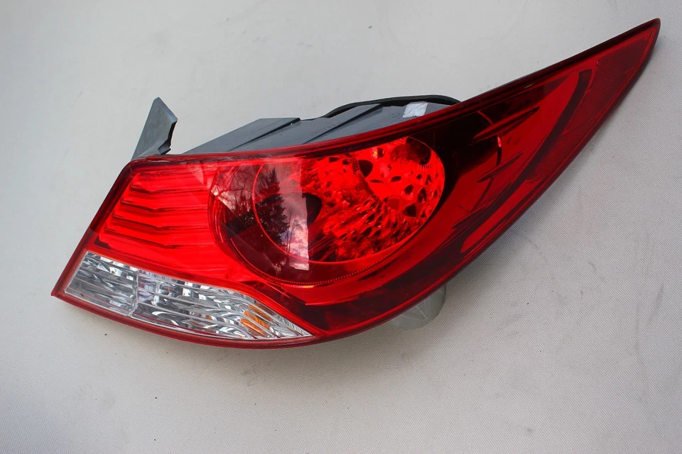 2012-2014 HYUNDAI ACCENT GLS 右手尾灯组件 P/N 92402-1R010 — 第 1/2 张图片
