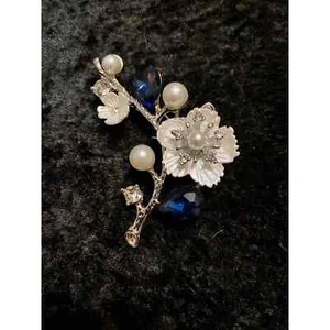 Spilla floreale con perla e strass - Foto 1 di 4