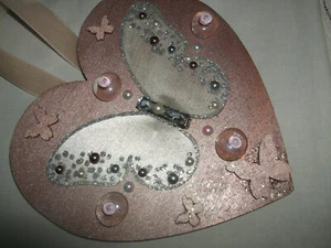 CIONDOLO CUORE LEGNO APPENDERE DIPINTO MANO 15X15 FARFALLA VETRO BRILLANTINI - Imagen 1 de 8