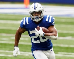 Jonathan Taylor Running on Field Indianapolis Colts 8x10 NFL Football Photo - Picture 1 of 1