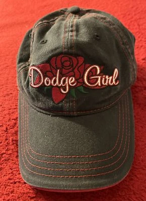 Gorra con licencia Dodge Girl para mujer con correa trasera negra con rosas Foto 1 de 4