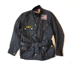 CHAQUETA MOTO BARBOUR STEVE MCQUEEN BAKER BANDERA AMERICANA 36 PEQUEÑA HECHA EN INGLATERRA - Imagen 1 de 17
