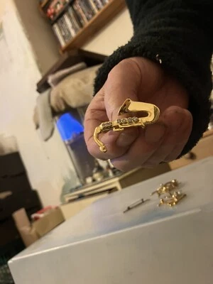 Broche de saxofón enchapado en oro y cristal Foto 1 de 2