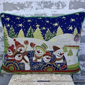 Pier 1 Imports Vacaciones Almohada Muñecos de Nieve Carro Paseo Tapiz Verde 17x13” - Imagen 1 de 11
