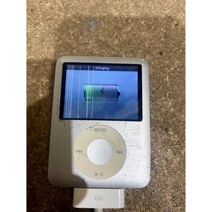 Apple iPod Nano 3rd Generation A1236 Media Player Silver Colour Display (8GB) - Picture 1 of 17