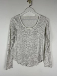 Lululemon Long Sleeve Shirt Fitted Small Woman S Animal Print Gray White T-Shirt - Picture 1 of 3
