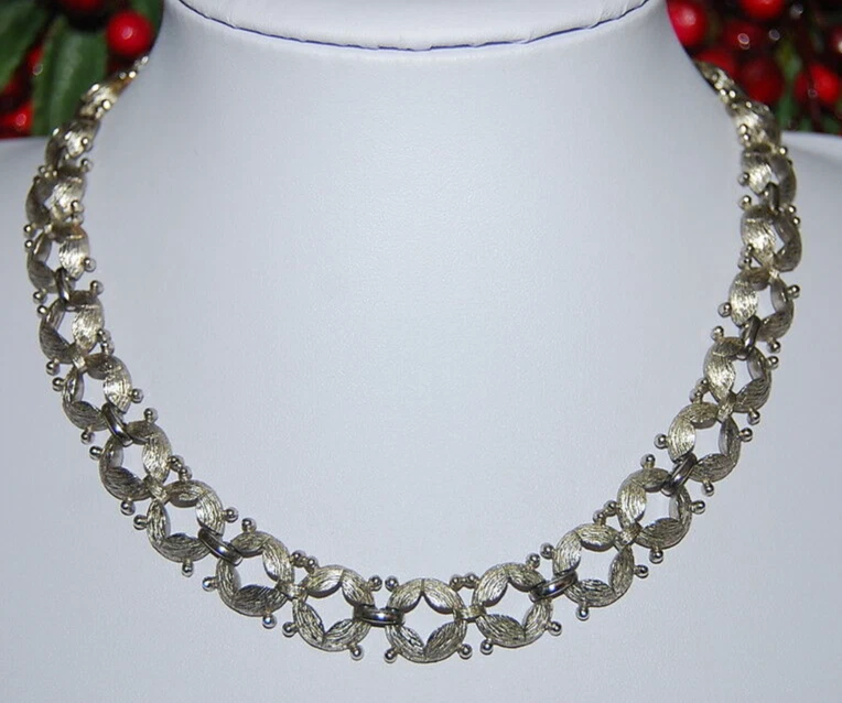 STUNTING VINTAGE MONET NECKLACE OF SILVER TONED METAL SATIN FINISH ROUND LINKS Foto 1 de 1