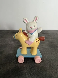 Heartline Conejo de Pascua Montar Caballo Poni Sobre Ruedas Sello Pascua Como Nuevo - Imagen 1 de 5