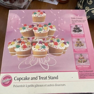 Wilton 杯子蛋糕和零食架-可容纳 13 个蛋糕松饼新品 — 第 1/2 张图片