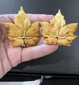 vintage plastic celluloid clip on earrings Leafs - Picture 1 of 7