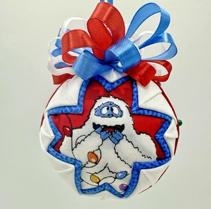 Yukon Cornelius & Bumble Weihnachtsschmuck 3" Handarbeit gesteppt gefaltet Stern Kugel - Bild 1 von 6