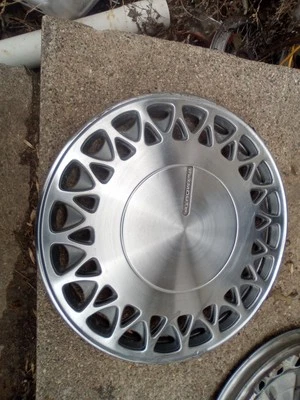 Cubierta de rueda Plymouth Dodge Acclaim Voyager 1990-1993 14" (1) OEM #4472012 Foto 1 de 3