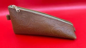 Portland Lederwaren braun verziertes Dreieck Kosmetik Zubehör Tasche Etui - Bild 1 von 12