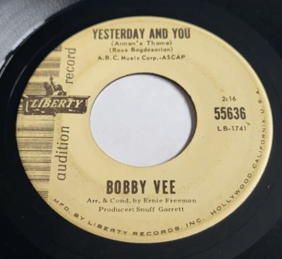 Bobby Vee – Yesterday And You / Never Love A Robin 45 RPM Record 7" - Imagem 1 de 4