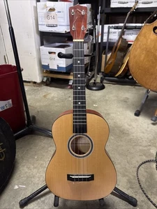 Hora Baritone Ukulele S1177 Blonde Spruce Top B/W Rosette VG - Picture 1 of 3