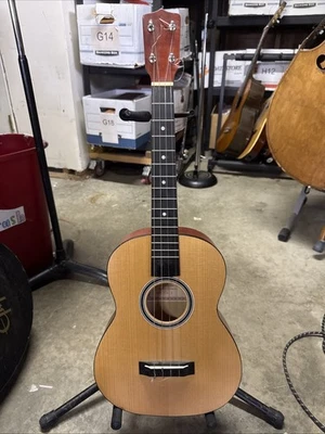 Hora Baritone Ukulele S1177 Blonde Spruce Top B/W Rosette VG - Image 1 of 3