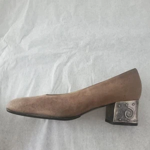 Bruno Magli decolte in pelle scamosciata marrone taglia 7B metallo ornato tacco Made in Italy - Foto 1 di 15