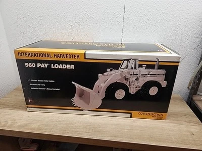 1/25 International Harvester 560 Pay Loader White First Gear - Image 1 of 4