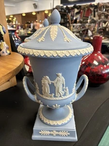 Wedgwood Jasperware Blue CAMPAGNA LIDDED URN Porcelain Flower Vase Vintage - Picture 1 of 7