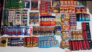 Lotto (146) confezioni carte collezionabili/adesivi mai aperte baseball basket calcio golf - Foto 1 di 4