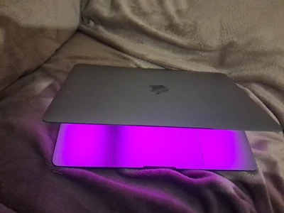 MacBook Pro 13 Pouces Touch Bar 2019 256 GB Gris Sidéral i5-8eme Génération  - Photo 1/4