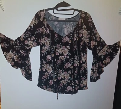Blusa para mujer de Urban Girl talla pequeña floral campana mangas inferiores  Foto 1 de 4