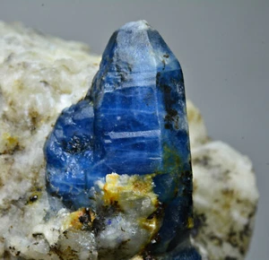 Cristallo afghanite fluorescente completamente terminato senza danni in posizione eretta - Foto 1 di 10