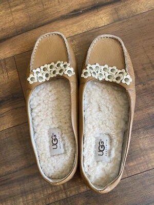 Mocasín UGG Australia sin cordones forrado de piel cuero tostado flor para mujer talla 7 Foto 1 de 4