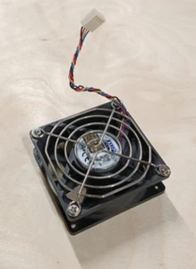 Fujitsu Esprimo Gehäuselüfter Ø 85mm Lochabstand ca. 83mm 4polig mit Abdeckung - Bild 1 von 3