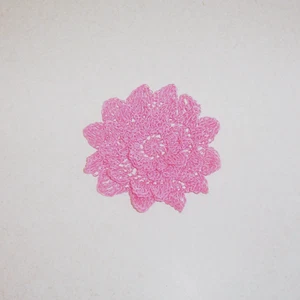Delicado aplique de costura de flor de mamá rosa oscuro de ganchillo de 4 capas mediano - Imagen 1 de 2