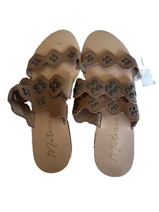 Matisse Sandals Wide Eyed Beige NWT 9 M Leather Flat Slip On Studs 3 Scallops - Picture 1 of 8