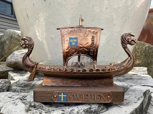 Scandinavia Svezia nave da guerra vichinga rame fuso e legno piccolo mantello da scrivania - Foto 1 di 9