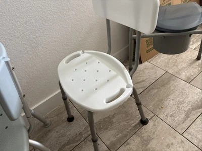 Silla de baño y ducha ajustable Carex con respaldo Foto 1 de 2