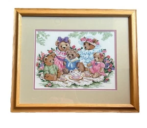 Teddybär Tea Party bestickt gerahmt mattiert Wandkunst 18x21,5" - Bild 1 von 12
