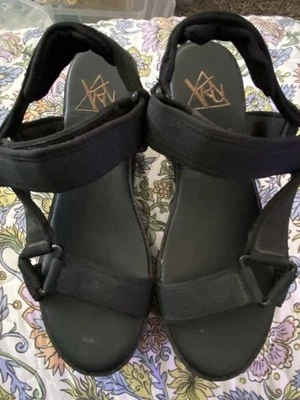 Sandalias de plataforma YRU Pulse Lo para mujer 8 negras correa al tobillo gótica gruesa tacón de 2,25” Foto 1 de 4