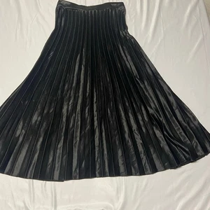 Falda Soho Apparel Negra Brillante Plisada Cintura Completa Elástica Talla L - Imagen 1 de 7