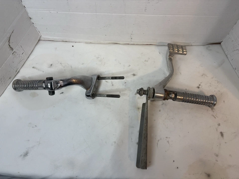 Harley Sportster XL883 1991-2003 OEM CONTROLES MEDIOS IZQUIERDO Y DERECHO ESTRIBERAS SP1 Foto 1 de 4