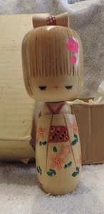 HÖLZERNE KOKESHI JAPANISCHE PUPPE FIGUR IM BLUMENKIMONO 6" MIT SCHLEIFE NEU IM KARTON - Bild 1 von 3