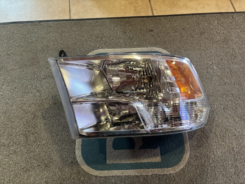 Оригинальная левосторонняя галогенная фара в сборе для Dodge Ram 1500 2500 3500 Quad 2009–2018 годов выпуска - Изображение 1 из 4