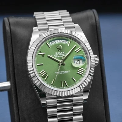Rolex день дата 228239 белое золото оливковый циферблат 40 мм 2025 коробка и бумаги - Изображение 1 из 4