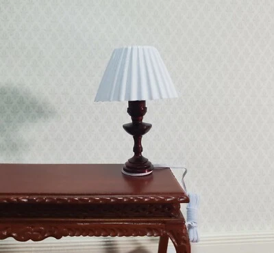 Lámpara de mesa para casa de muñecas 12 voltios con enchufe pantalla blanca base de bronce escala 1:12 miniatura Foto 1 de 4