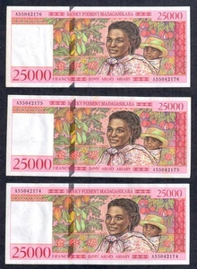 Suite de 3 billets de 25000 Francs Madagascar Type 1998 Sup ( 019 ) - Foto 1 di 2
