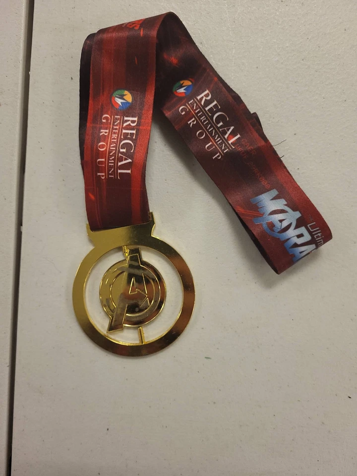 Regal Entertainment Avengers Age Ultron Ultimate Marathon Medal Cine Foto 1 de 4