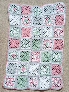 Manta cuadrada de ganchillo hecha a mano con estampado rosa Cottagecore - Imagen 1 de 11