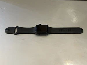 Apple Watch Series 3 38mm Gray Aluminum Case with Black Band For Parts - Foto 1 di 5