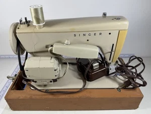 Vintage Fashion Mate By Singer Sewing Machine #237 W/petal & Carrying Case WORKS - Picture 1 of 4