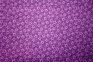 FLORES MORADAS BRILLANTES SOBRE MORADO - TELA 100% ALGODÓN - Imagen 1 de 4