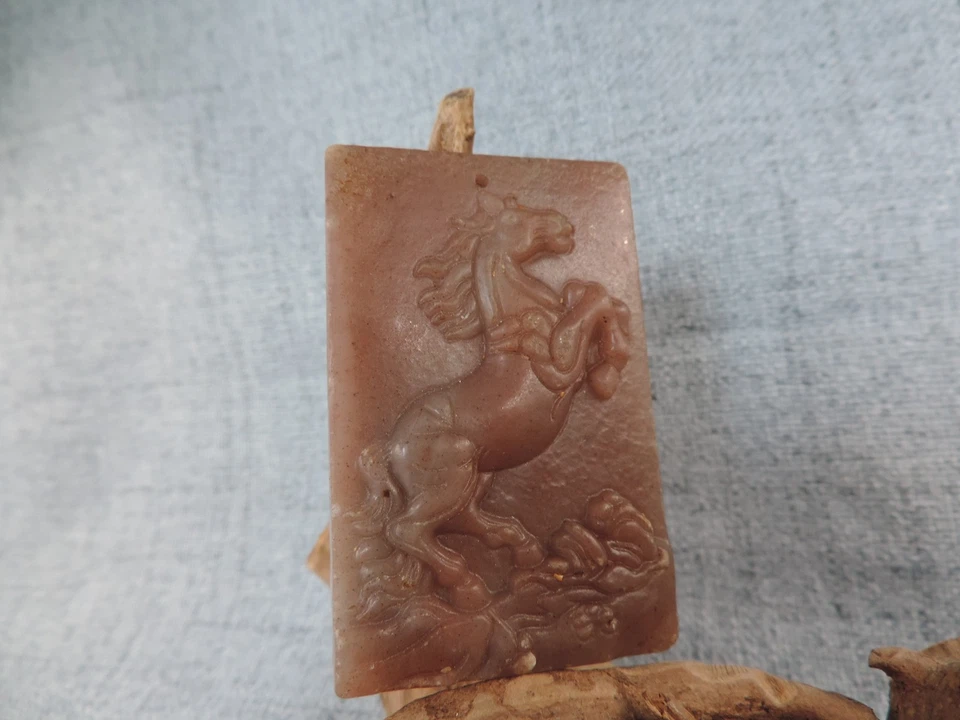 Amuleto Colgante Vintage Chino Tallado a Mano Meihua Hetian Jade Caballo Patrón Foto 1 de 4